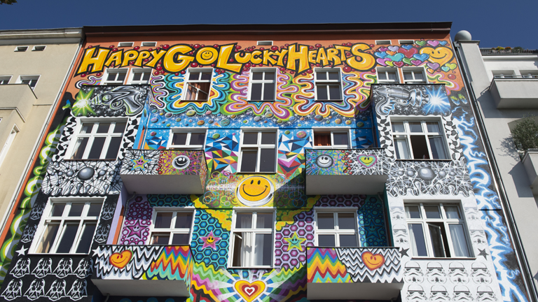 Bemalte Fassade eines Hotels in Berlin-Charlottenburg.