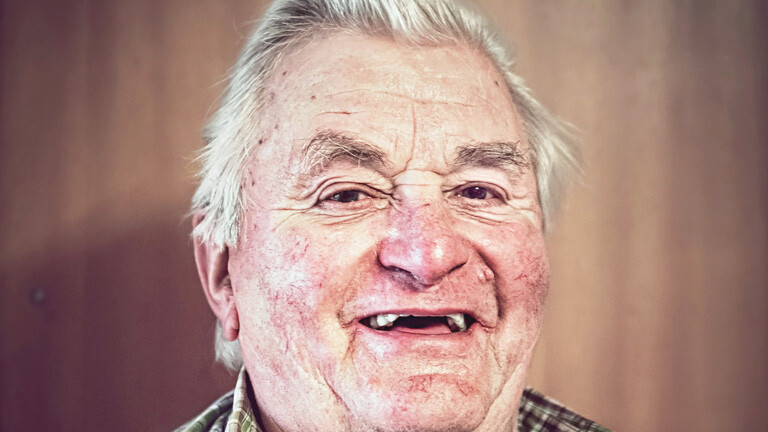 Ein Opa lacht herzlich.