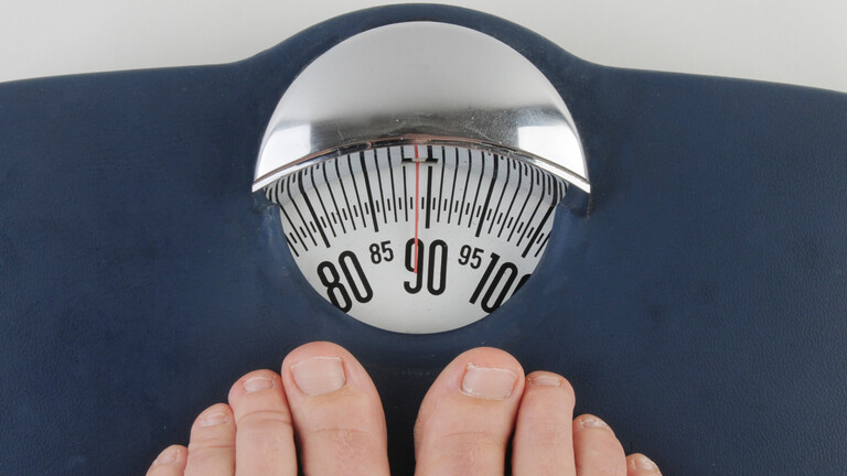 Füße auf einer Personenwaage