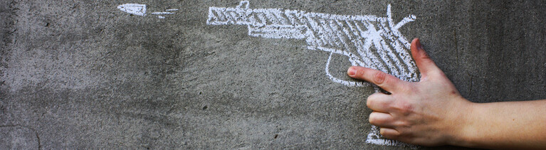 Waffe aufgemalt auf Wand
