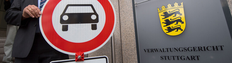 Auto-Verbotsschild vor Gericht in Stuttgart.