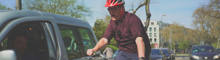 Standbild Video - Radfahrer wird von Autofahrer getürt