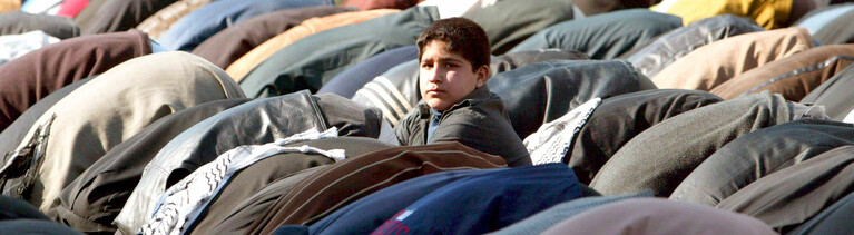 Schiitische Muslim beten vor dem heiligen Schrein Imam Kathem in Bagdad.