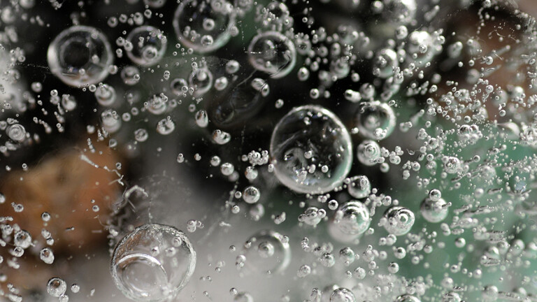 Gefrorenen Luftblasen in einer Eisschicht