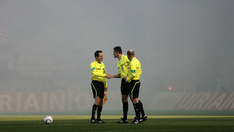 Schiedsrichter und Linienrichter auf dem Fußballfeld