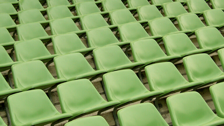 Leere grüne Sitze auf einer Tribüne