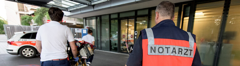 Notarzt und Patient auf dem Weg in die Notaufnahme