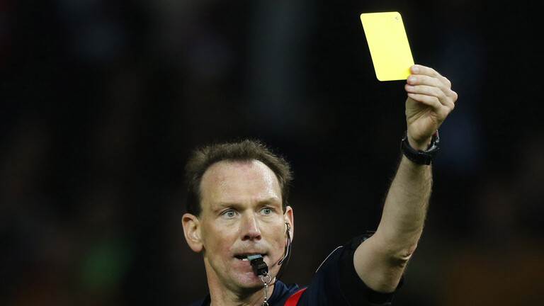 Schiedsrichter zückt gelbe Karte beim DFB-Pokal-Finale 2014