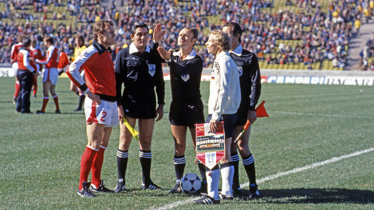 Abraham Klein als Schiedsrichter auf dem Fußballfeld, umringt von Spielern
