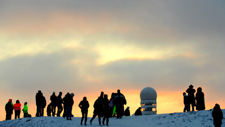 Menschen auf dem Teufelsberg in Berlin im Winter bei Schnee.
