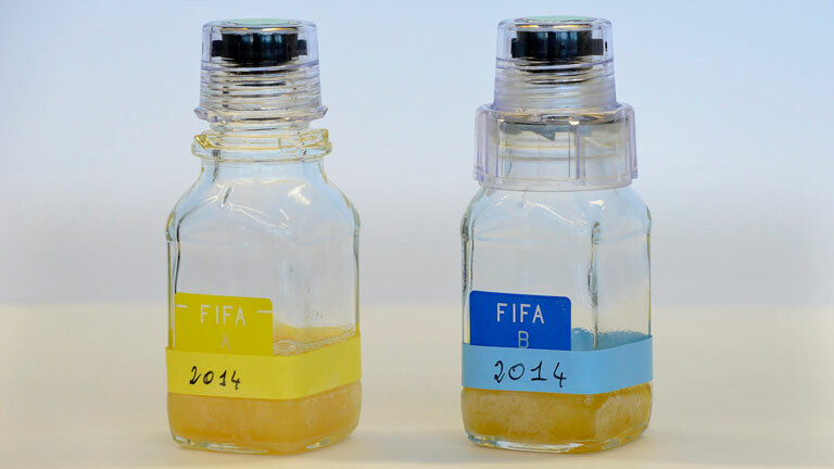 Zwei Urinproben mit Fifa-Aufschrift.