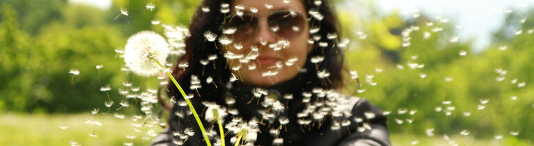 Frau mit Pusteblumen