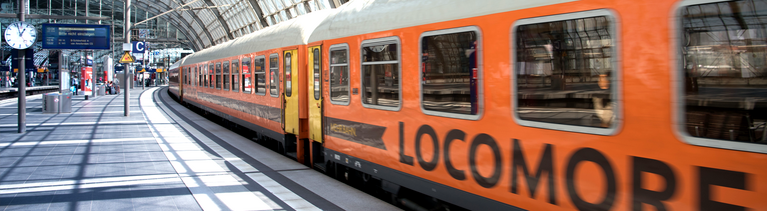 Ein Zug von Locomore im Bahnhof Stuttgart