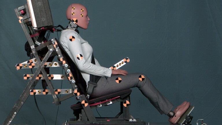 Die erste weibliche Crashtest-Dummy liegt in einem Autositz und ist angegurtet; Foto: Satu/VTI