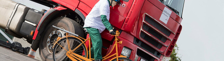 Ein Dummy-Radfahrer crasht gegen einen LKW