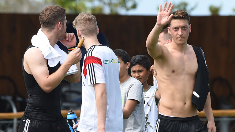 Shkodrand Mustafi (l) and Mesut Özil beim Training in Santo Andre, Brasilien.