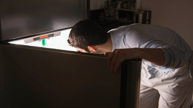 Es ist Nacht: ein Mann, ein Kühlschrank.