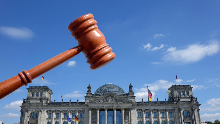 Ein Richterhammer wurde ueber den Reichstag montiert.