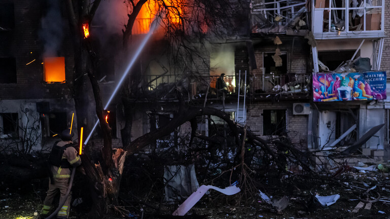 Feuerwehr löcht brennendes Haus in der Ukraine