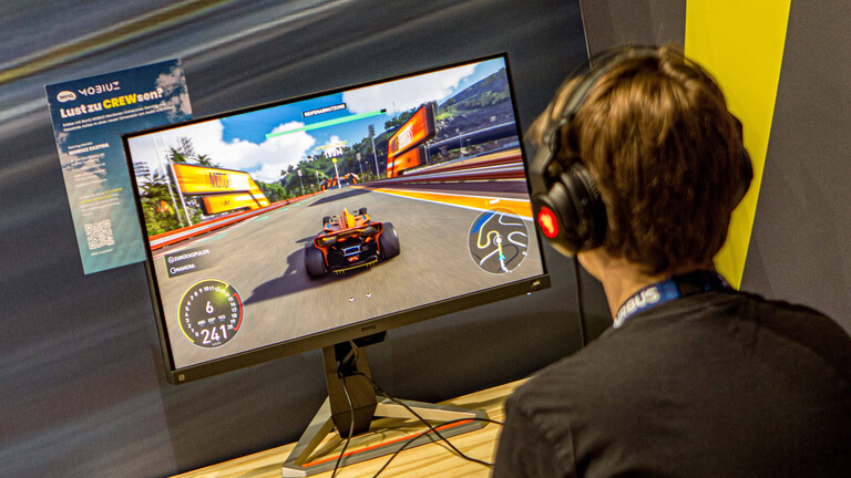 Junge spielt das Videogame The Crew