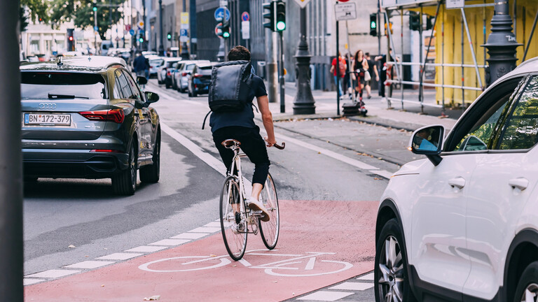 Fahrradfahrer von hinten