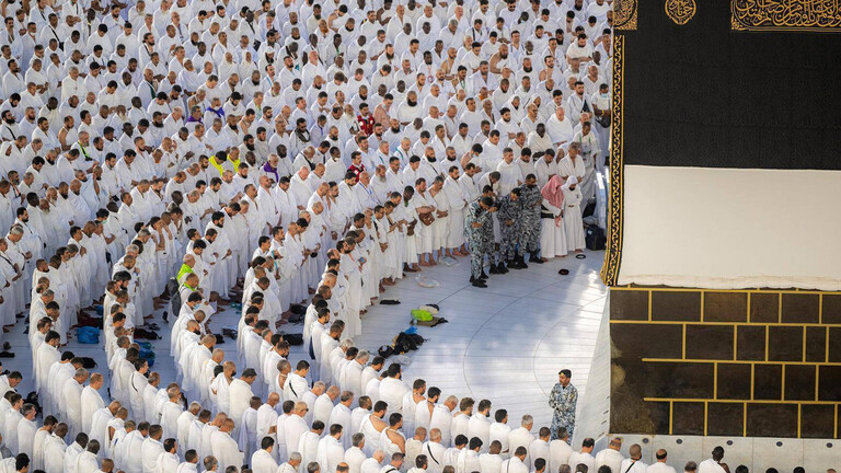 Menschen vor der Kaaba
