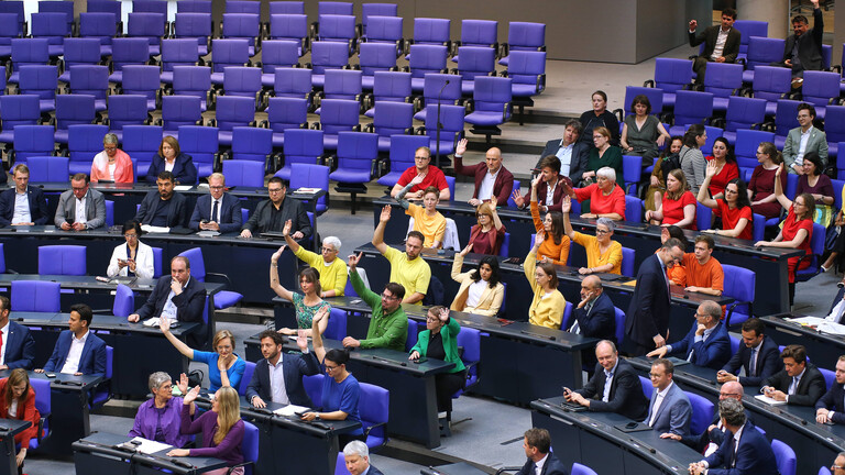 Plenarsitzung im Bundestag - Fraktionen bilden mit ihrer Kleidung zusammen Regenbogenfarben