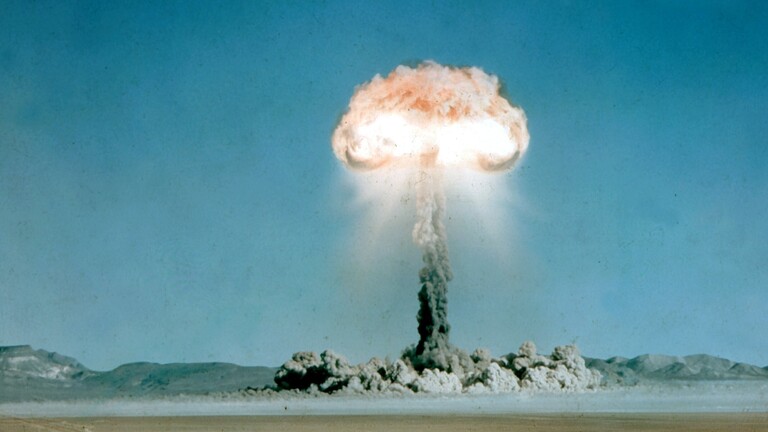 Ein Atompilz steigt nach der Explosion einer Atombombe über dem Testgelände in der Wüste von Nevada auf.