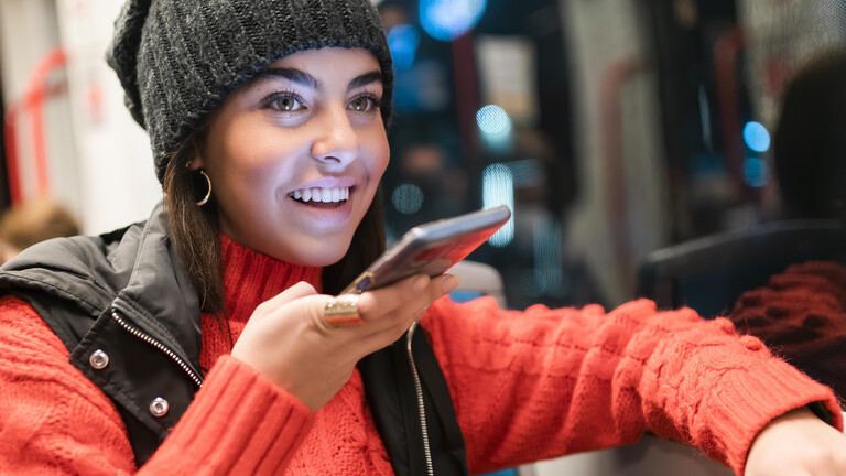 Frau in der Bahn spricht ins Handy