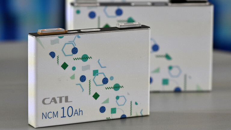 Das Logo und der Schriftzug vom Batteriehersteller CATL auf einer Batterie