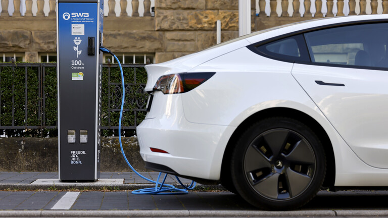 Tesla an der Ladesäule