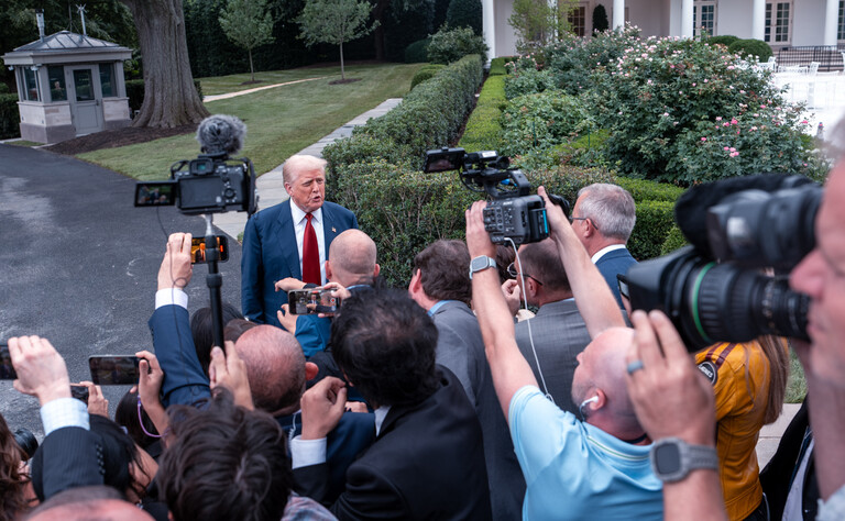 Donald Trump spricht vor Journalisten
