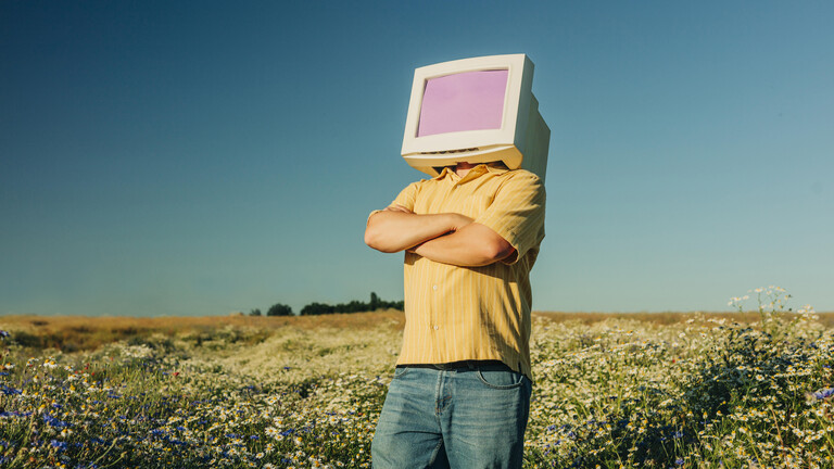 Mensch mit Computer als Kopf