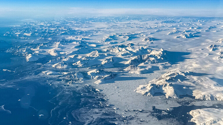 Blick aus einem Flugzeug beim Überflug von Grönland.