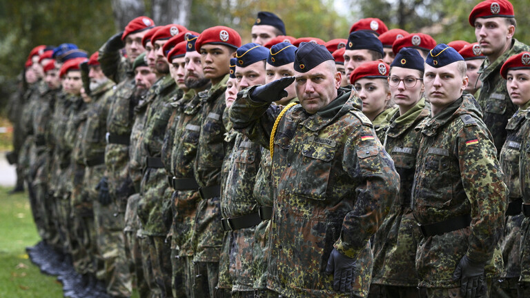 Soldaten der Bundeswehr, Rekruten der Logistikbataillone aus Burg in Sachsen-Anhalt und aus Beelitz, legen ihr feierliches Gelöbnis im Stadtpark ab.