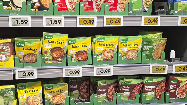 Diverse Knorr-Tüten sind in einem Supermarktregal