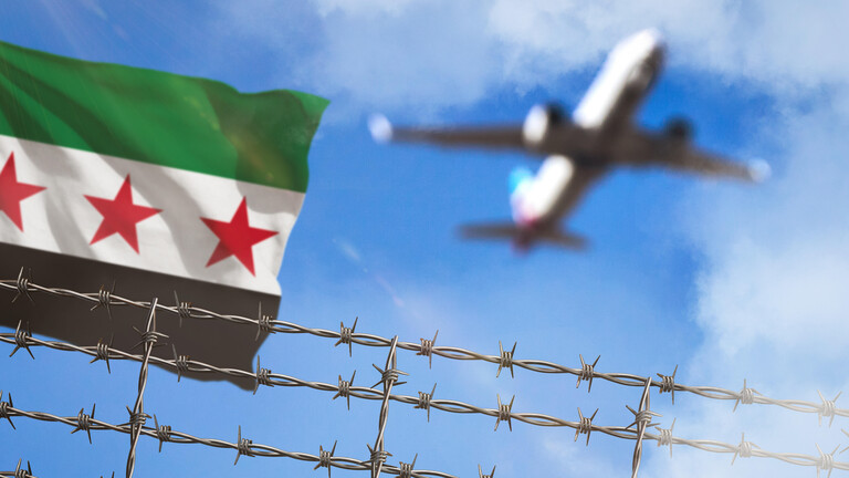 Symbolbild zu Abschiebungen nach Syrien: Ein Stacheldrahtzaun, eine syrische Flagge und ein Flugzeug