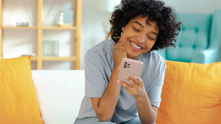 Eine Frau mit Smartphone