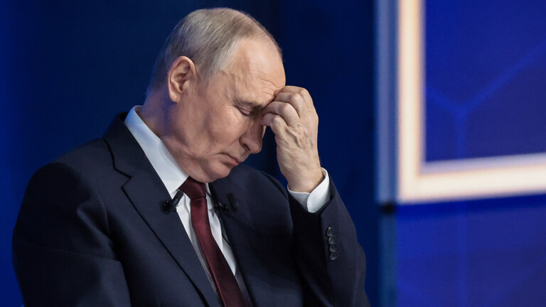 Der russische Präsident Wladimir Putin mit geschlossenen Augen und Hand an der Stirn während der mehrstündige Live-Fernsehshow Ergebnisse des Jahres".