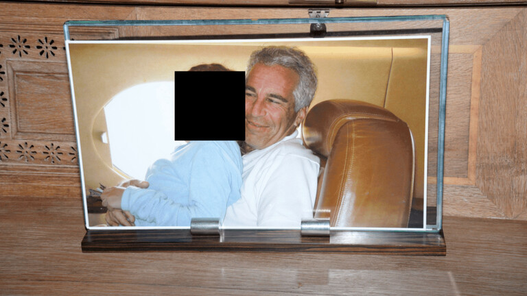 Jeffrey Epstein mit einer unkenntlichen Person auf dem Schoß