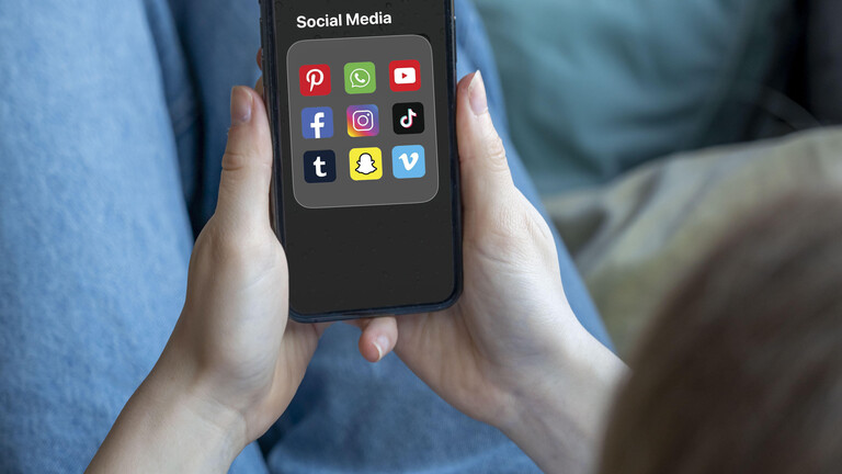 Ein Kind mit einem Smartphone