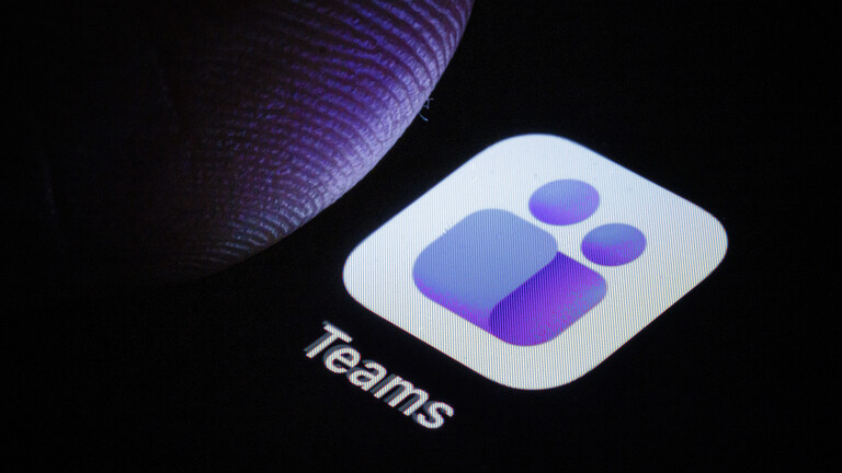 Symbolfoto. Die App von Microsoft Teams wird auf einem Smartphone angezeigt.