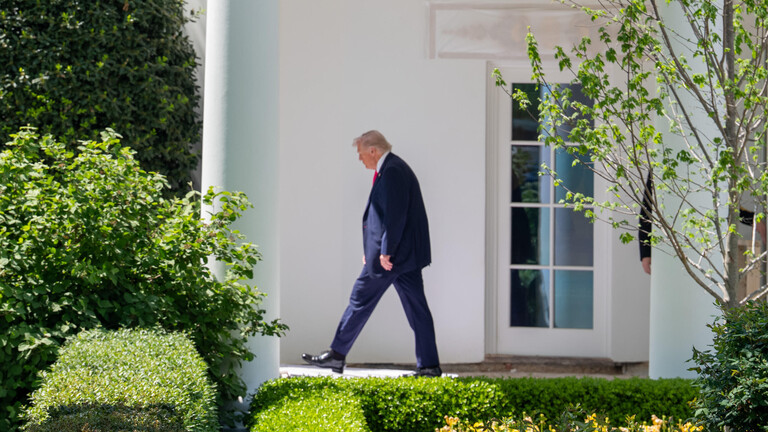 Trump spaziert vor dem Weißen Haus