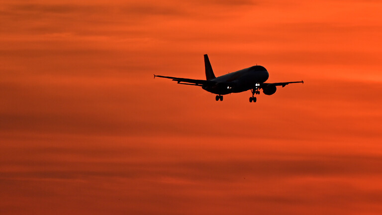 Flugzeuge am Airport Muenchen fliegt im Sonnenuntergang