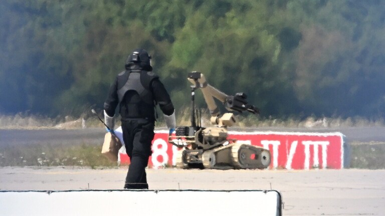 Ein Sprengroboter ist in der Nähe eines ukrainischen Flugzeugs auf dem Flughafen Leipzig/Halle im Einsatz.