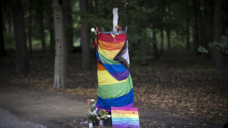 Eine Regenbogenfahne am Baum am Tatort des CSD-Anschlags in Berlin