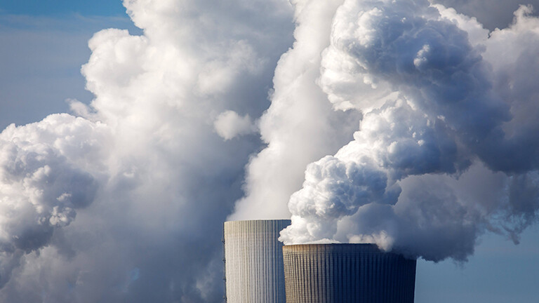 Foto: Wasserdampf Rauchgase steigt aus Kühltürmen des Braunkohlekraftwerks Boxberg auf.