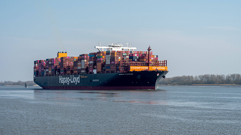 Ein Containerschiff