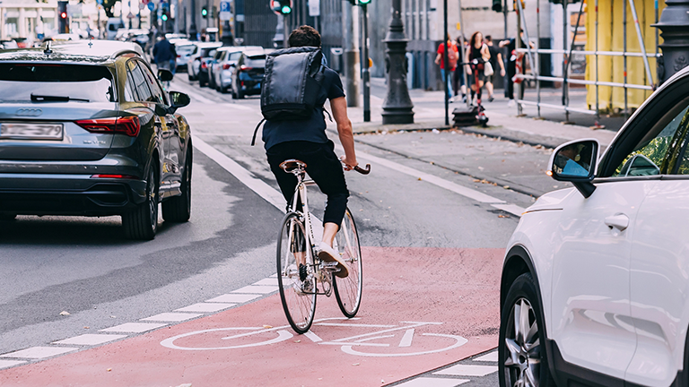 Fahrradfahrer von hinten