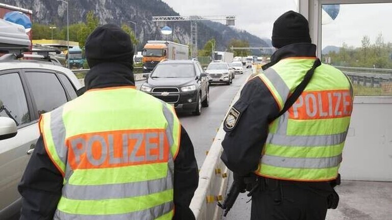 Grenzkontrolle der Polizei an der Autobahn bei Kufstein